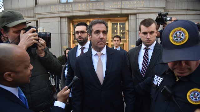 Mantan Pengacara Donald Trump, Michael Cohen (tengah). (Foto: AFP/HECTOR RETAMAL)
