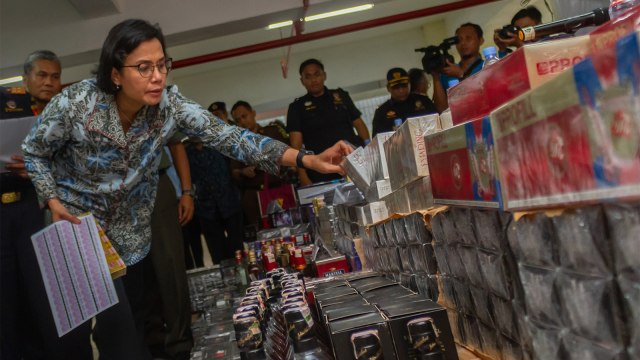 Menteri Keuangan Sri Mulyani (kiri) melihat sejumlah barang bukti ilegal sitaan hasil penindakan Ditjen Bea dan Cukai. Foto: ANTARA FOTO/Aji Styawan