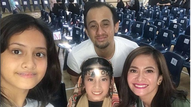 Ersa Mayori, Otto Jauhari dan kedua anak mereka. (Foto: instagram/ersamayori)