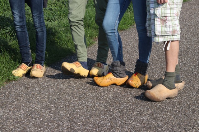 Ilustrasi Pemakaian Klompen (Foto: Shutter Stock)