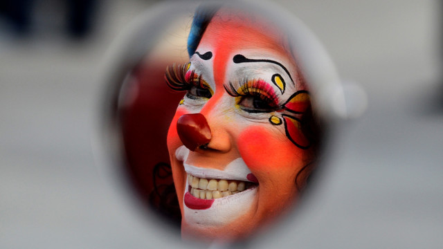 Seorang badut tersenyum di cermin dalam memperingati International Clown Day di Guadalajara, Meksiko. (Foto: AFP/Ulises Ruiz)