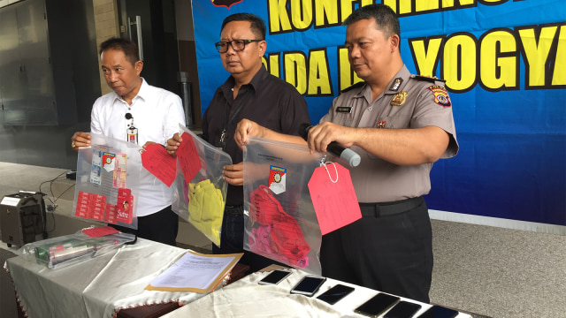 Direktur Ditreskrimum Polda DIY, Kombes Pol Hadi Utomo (tengah) saat jumpa pers penggerebekan pesta seks. (Foto: Arfiansyah Panji Purnandaru/kumparan)