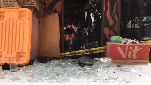 Pecahan kaca di markas Pemuda Pancasila di kawasan Taman Mini, Jakarta Timur, hancur diserang sekelompok massa. (Foto: Lutfan Darmawan/kumparan)
