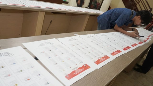 Sejumlah petugas mengecek validasi nama surat suara pemilihan umum anggota DPR RI 2019 di KPU RI, Kamis (13/12). (Foto: Helmi Afandi Abdullah)
