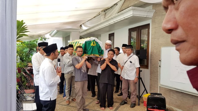 Emil Dardak antar jenazah Eril Dardak ke TPU Tanah Kusir. (Foto: Efira Tamara Thenu)