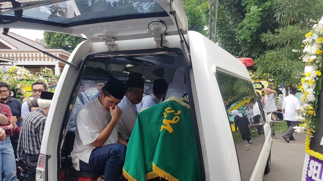 Emil Dardak antar jenazah Eril Dardak ke TPU Tanah Kusir. (Foto: Efira Tamara Thenu)