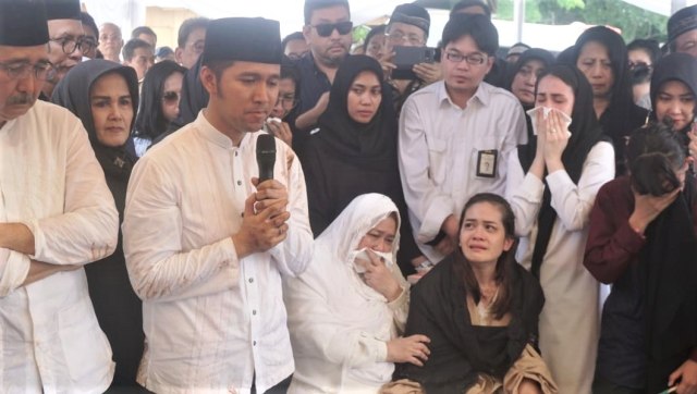Pemakaman Eril Arioristanto Dardak diwarnai isak tangis keluarga. (Foto: Irfan Adi Saputra/kumparan)