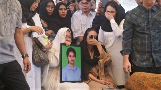 Pemakaman Eril Arioristanto Dardak diwarnai isak tangis keluarga. (Foto: Irfan Adi Saputra/kumparan)