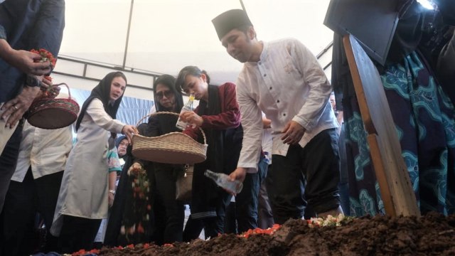 Emil Elestianto Dardak menabur bunga untuk adik Eril Arioristanto Dardak. (Foto: Irfan Adi Saputra/kumparan)