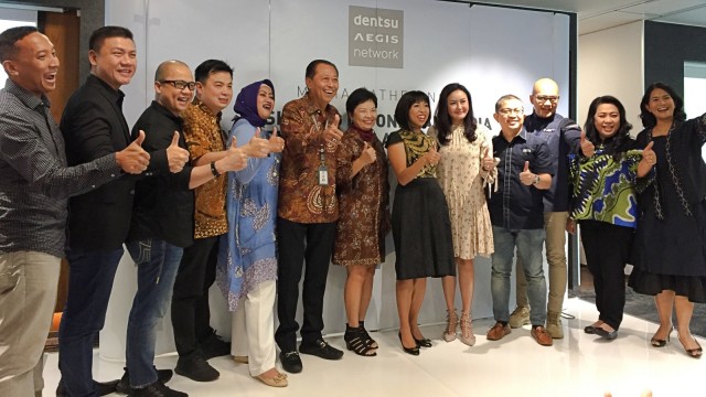 Maya Watono saat berfoto bersama. (Foto: Darin Atiandina/kumparan)