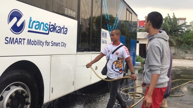 Jakmania bersihkan bus yang tercoret saat Persija Jakarta Juara Liga 1 2018. (Foto: Ferry Fadhlurrahman/kumparan)