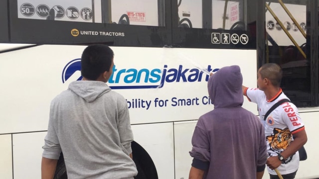 Jakmania bersihkan bus yang tercoret saat Persija Jakarta Juara Liga 1 2018. (Foto: Ferry Fadhlurrahman/kumparan)