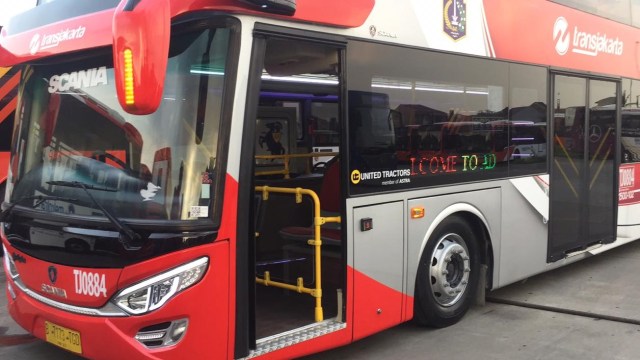 Bus tingkat milik Transjakarta yang akan dipakai pawai Persija. (Foto: Ferry Fadhlurrahman/kumparan)