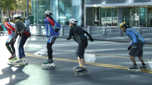 Ilustrasi menggunakan sepatu roda (Foto: Flickr/rgeizhals)