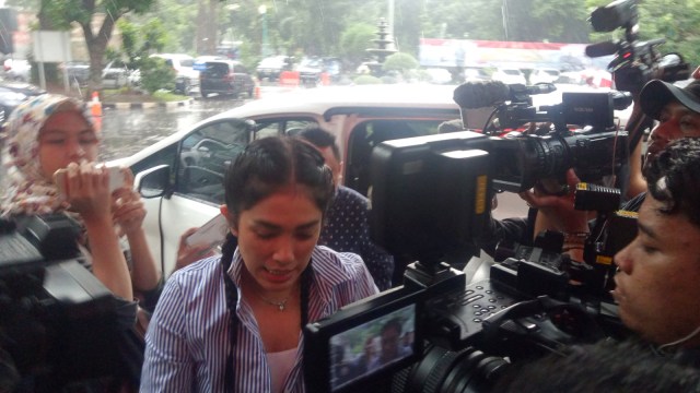 Ussy Sulistiawaty tiba di Krimsus Polda Metro Jaya. (Foto: Ainul Qalbi/kumparan)