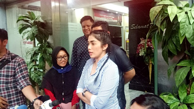 Ussy bertemu netizen yang bully anaknya di Ditreskrimsus PMJ. (Foto: Ainul Qalbi/kumparan)
