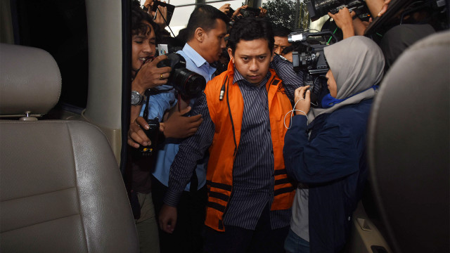 Bupati Cianjur Irvan Rivano Muchtar (tengah) mengenakan rompi tahanan seusai menjalani pemeriksaan terkait OTT. (Foto: ANTARA FOTO/Indrianto Eko Suwarso)