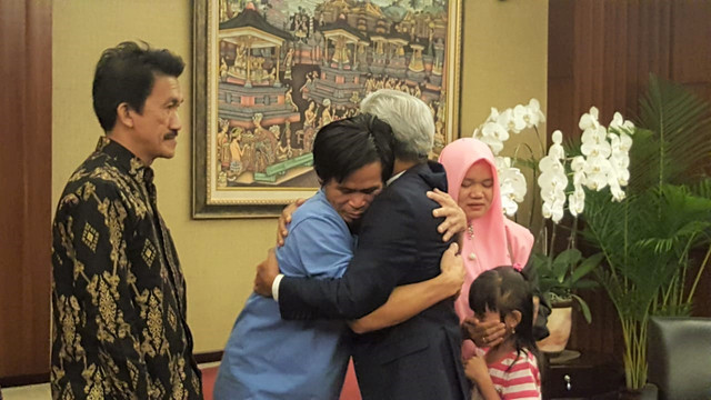 Kementerian Luar Negeri Serahterimakan Sandera yang Bebas dari Filipina Selatan. (Foto: Dok. Kementerian Luar Negeri)