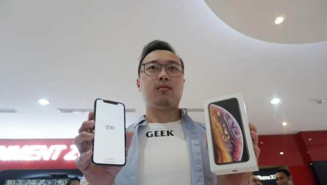 Otniel Yoreiza (32) pembeli iPhone XS pertama di Indonesia di Galeri Smartfren. (Foto: Helmi Afandi Abdullah/kumparan)