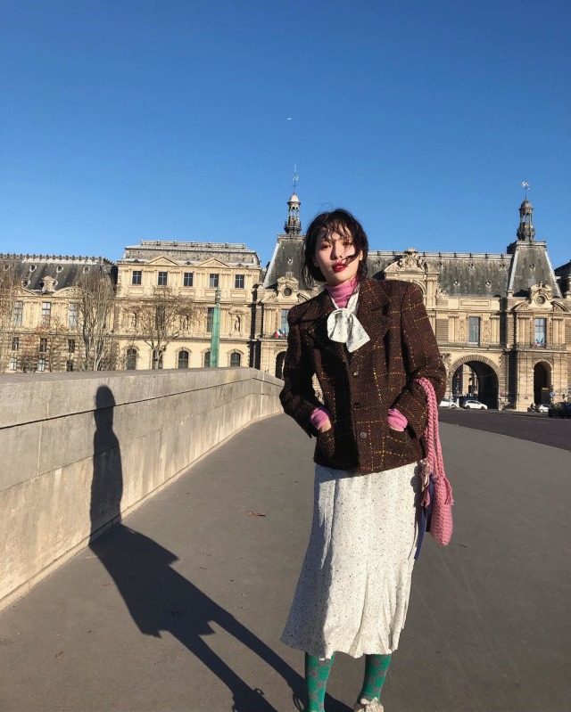 Hyuna tampil stylish saat berada di Paris, Prancis. (Foto: Instagram @hyunah_aa)