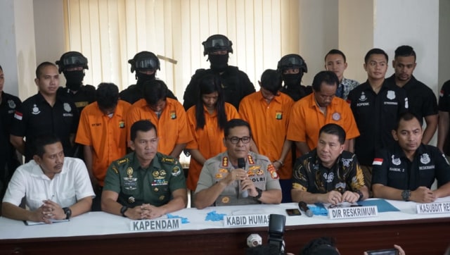 Kabid Humas Polda Metro Jaya Kombes Pol Argo Yuwono (tengah) menunjukkan tersangka kasus pengeroyokan anggota TNI saat rilis di Polda Metrojaya, Jakarta, Jum'at (14/12). (Foto: Helmi Afandi Abdullah/kumparan)