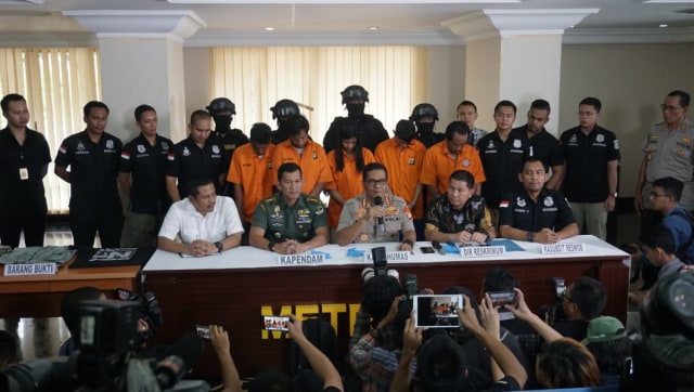 Kabid Humas Polda Metro Jaya Kombes Pol Argo Yuwono (tengah) menunjukkan tersangka kasus pengeroyokan anggota TNI saat rilis di Polda Metrojaya, Jakarta, Jum'at (14/12). (Foto: Helmi Afandi Abdullah/kumparan)