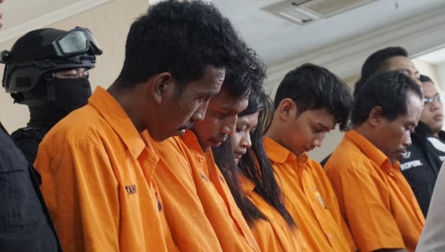 Tersangka pengeroyokan anggota TNI  di bawa petugas saat rilis di Polda Metrojaya, Jakarta, Jum'at (14/12). (Foto: Helmi Afandi Abdullah/kumparan)