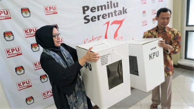 Contoh kotak suara yang ditunjukkan bermaterial karton anti air dan transparan. (Foto: Helmi Afandi Abdullah/kumparan)