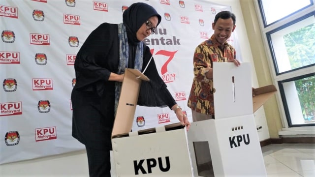 Contoh kotak suara yang ditunjukkan bermaterial karton anti air dan transparan. (Foto: Helmi Afandi Abdullah/kumparan)
