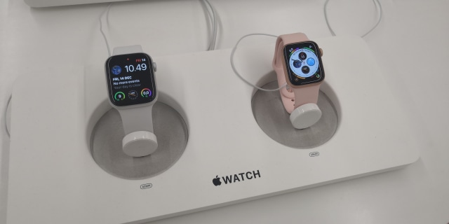 Apple Watch 4 dijual di iBox. (Foto: Bianda Ludwianto/kumparan)