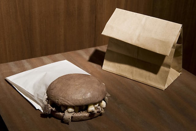 Menengok Deretan Patung di Inggris yang Terbuat dari Kulit Manusia (8)