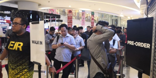 Antrean iPhone XS dan iPhone XR di iBox Central Park. (Foto: Bianda Ludwianto/kumparan)