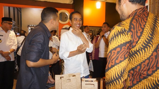 Presiden Jokowi (tengah) sambangi Ring Road Coffee di Aceh. (Foto: Yudhistira Amran Saleh/kumparan)