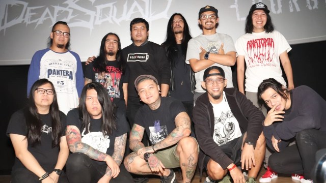 Deadsquad dan Burgerkill foto bersama. (Foto: Munady Widjaja/kumparan)