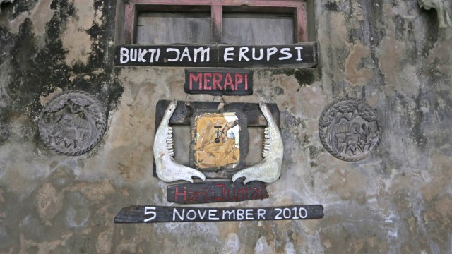 Jarum jam yang menjadi penanda waktu terjadinya erupsi Gunung Merapi (Foto: Aria Sankhyaadi/kumparan)