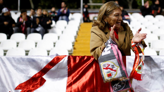 Suporter Rayo Vallecano di laga melawan Real Madrid. (Foto: Benjamin CREMEL / AFP)