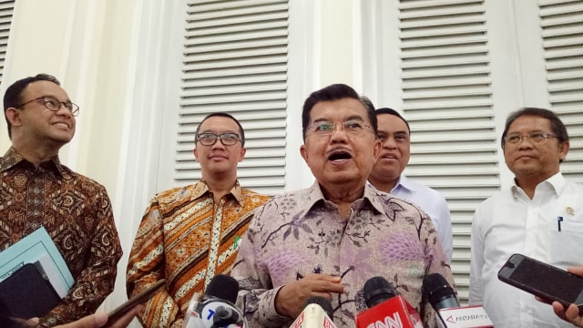 Wakil Presiden Jusuf Kalla, Gubernur DKI Jakarta Anies Baswedan, Menpora Imam Nahrawi, CdM Syafruddin hingga Menkominfo Rudiantara di Istana Wapres. Foto: Kevin Kurnianto/kumparan