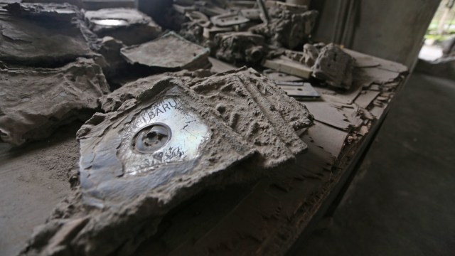 Compact Disk yang leleh akibat terkena awan panas Gunung Merapi (Foto: Aria Sankhyaadi/kumparan)