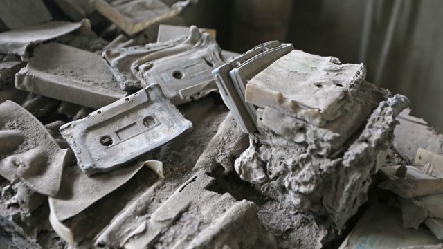 Kaset yang leleh akibat terkena awan panas (Foto: Aria Sankhyaadi/kumparan)