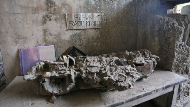 Radio compo yang leleh akibat awan panas Gunung Merapi (Foto: Aria Sankhyaadi/kumparan)