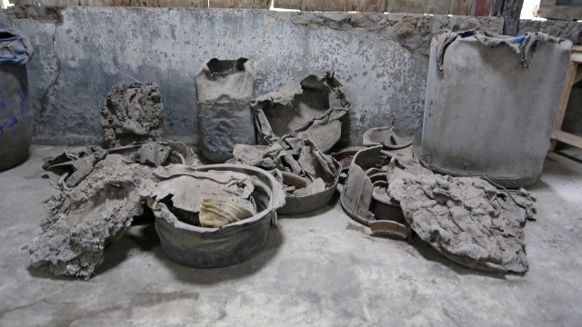 Ember plastik yang meleleh akibat awan panas Gunung Merapi (Foto: Aria Sankhyaai/kumparan)