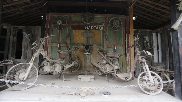 Kerangka kendaraan bermotor yang terkena sapuan awan panas Gunung Merapi (Foto: Aria Sankhyaadi)