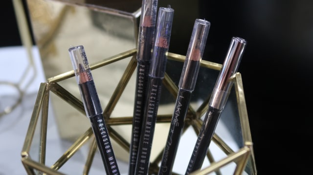 Pensil alis terbaru LAKME hadir dalam format marble yang terdiri dari dua warna, grey dan brown. (Foto: dok. Intan Kemala Sari/kumparan)