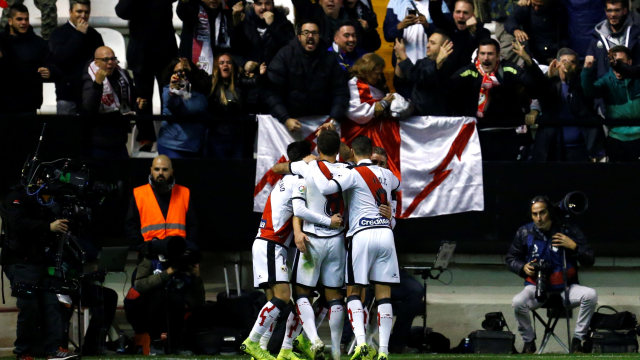 Pemain-pemain Rayo merayakan gol di laga vs Barcelona. (Foto: BENJAMIN CREMEL / AFP)