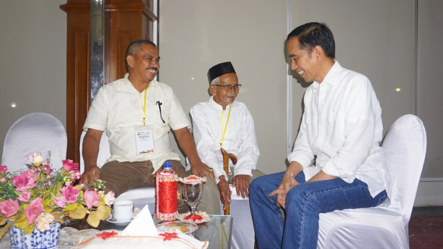 Presiden Jokowi bertemu Nyak Sandang di Bandara Internasional Sultan Iskandar Muda Aceh. (Foto: Yudhistira Amran Saleh/kumparan)