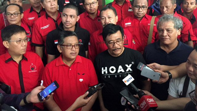 Hasto dan Djarot Blusukan ke Pasar Sentral Pusat Ikan Asin di Kota Medan, Sabtu (15/12). (Foto: Rafyq Panjaitan/kumparan)