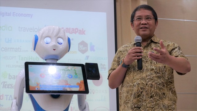 Menteri Komunikasi dan Informasi Rudiantara memberikan sambutan dalam acara "Transformasi Robotics menuju Revolusi Industri 4.0" di Gedung Kementrian Komunikasi dan Informatika, Jakarta, Sabtu (15/12). (Foto: Fanny Kusumawardhani/kumparan)