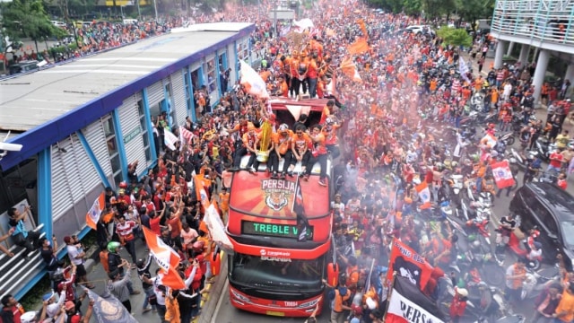 Bus rombongan pendukung Persija saat melewati Sarinah. (Foto: Helmi Afandi/kumparan)