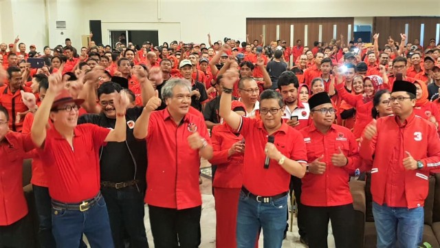 (kiri ke kanan) Yasonna, Djarot, Ketua DPD PDIP Sumut Japorman Saragih, dan Hasto Kristiyanto di konsolidasi pileg dan pilpres PDIP kota Medan, Sabtu (15/12). (Foto: Rafyq Alkandy Ahmad Panjaitan/kumparan)