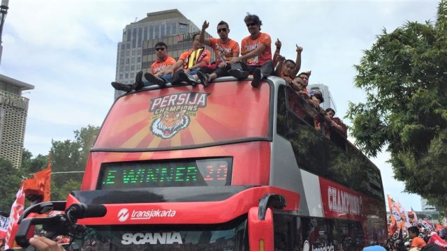 Gubernur Anies Baswedan dan pemain Persija saat pawai bersama dari Balaikota ke Sarinah. (Foto: Fachrul Irwinsyah/kumparan)
